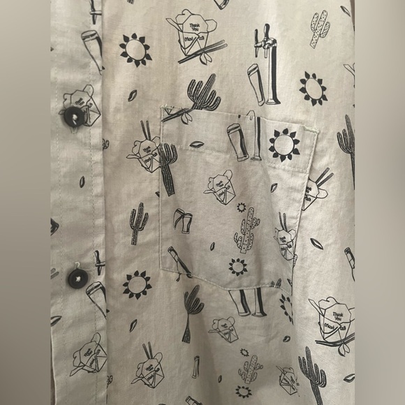 Men’s Medium Button Up Short Sleeve Shirt - Picture 3 of 5